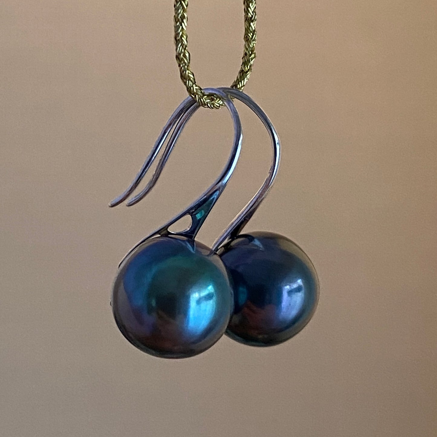 K18WG 黒蝶真珠 ピーコックグリーン フックピアス 18K ホワイトゴールド ピアス 一粒 ピーコック タヒチアンパール