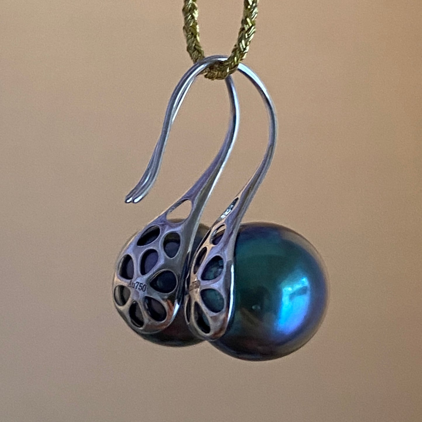 K18WG 黒蝶真珠 ピーコックグリーン フックピアス 18K ホワイトゴールド ピアス 一粒 ピーコック タヒチアンパール