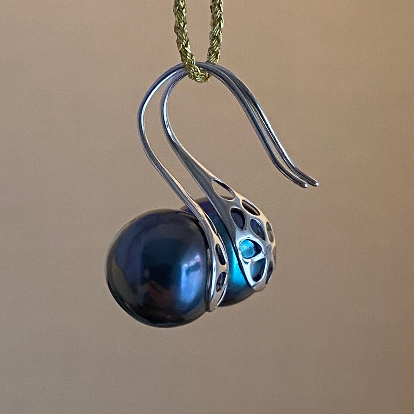 K18WG 黒蝶真珠 ピーコックグリーン フックピアス 18K ホワイトゴールド ピアス 一粒 ピーコック タヒチアンパール