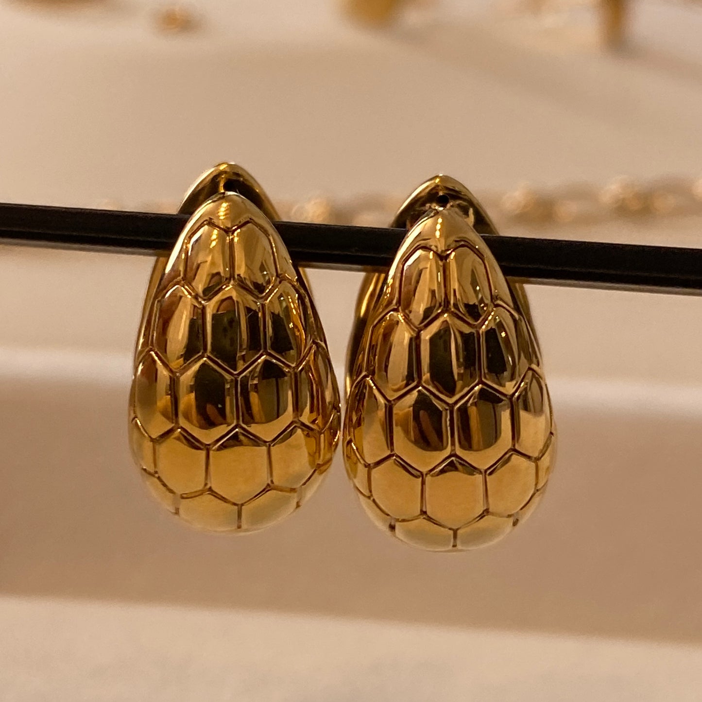 K18YG ピアス リングピアス 18K 模様 亀の甲羅 イエローゴールド 中空 ティアドロップ 中折れ 雫