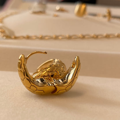 K18YG ピアス リングピアス 18K 模様 亀の甲羅 イエローゴールド 中空 ティアドロップ 中折れ 雫