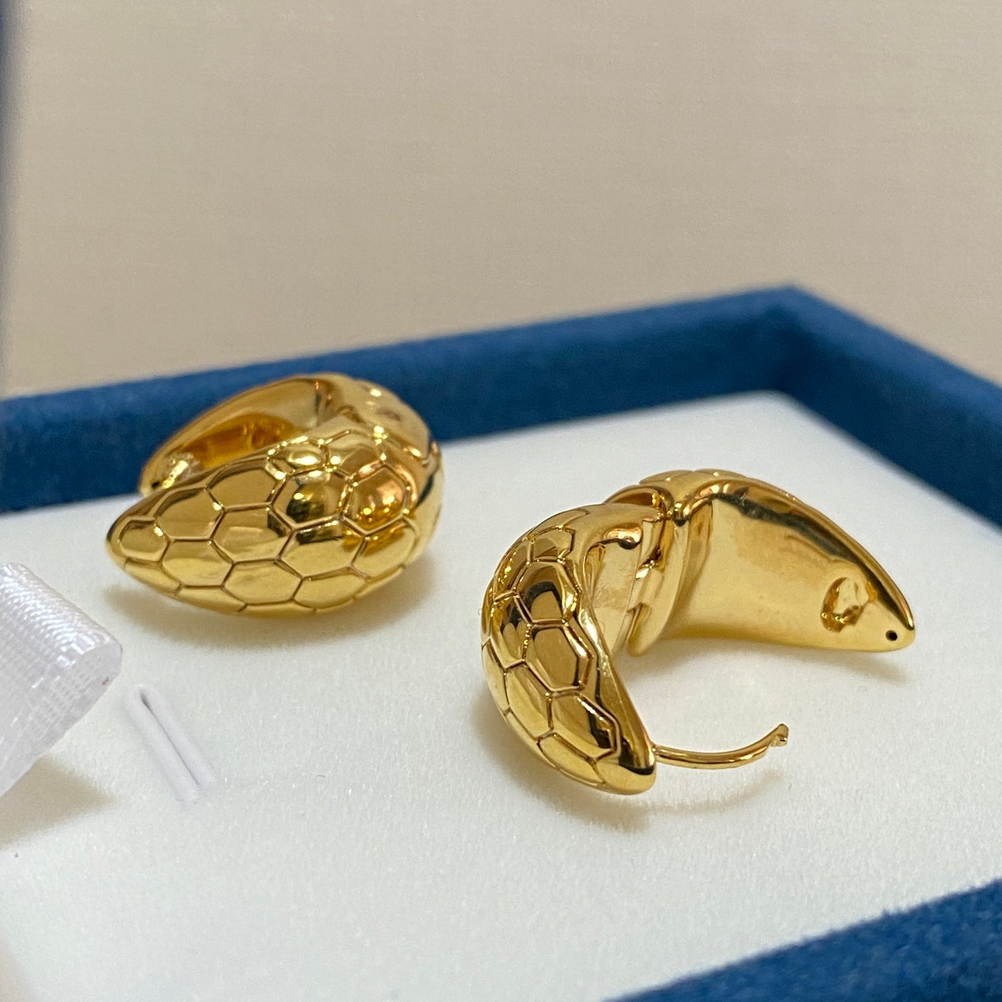 K18YG ピアス リングピアス 18K 模様 亀の甲羅 イエローゴールド 中空 ティアドロップ 中折れ 雫