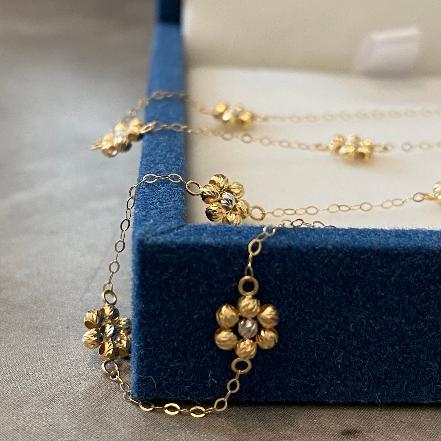 K18YG お花 ステーションネックレス フラワーチャーム カットボール キラキラ 18K WG