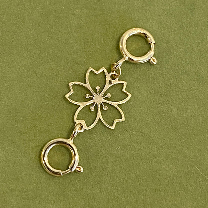 K18YG 引き輪 ヒキワ ひきわ 花 桜 梅 チェーンパーツ ネックレスパーツ YG 18K チャーム 両開口 コマ 花モチーフ 1.8cm / 3.8cm / 5.8cm 延伸 延ばす