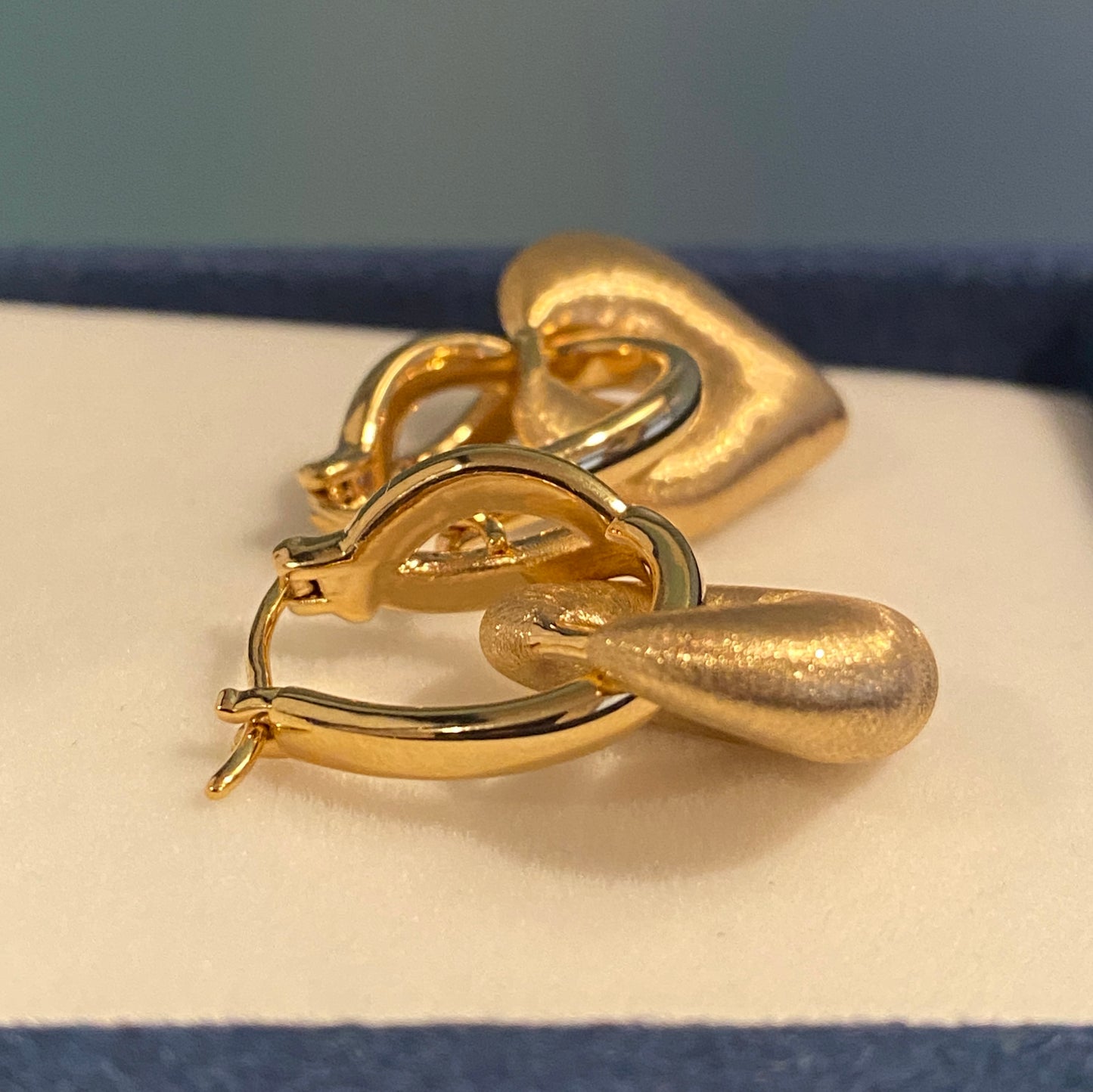 K18YG ハート 2way ピアス 18K ヘアライン 艶消し リングピアス フープ 中空 イエローゴールド やすり加工 18K チャーム 揺れる