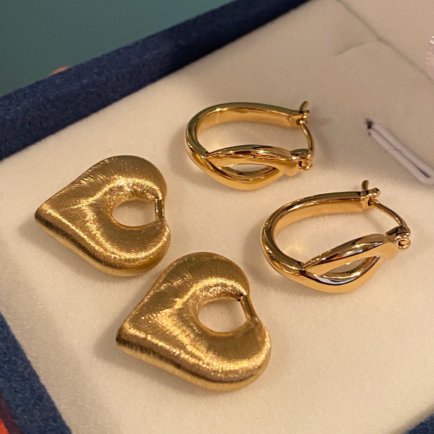 K18YG ハート 2way ピアス 18K ヘアライン 艶消し リングピアス フープ 中空 イエローゴールド やすり加工 18K チャーム 揺れる