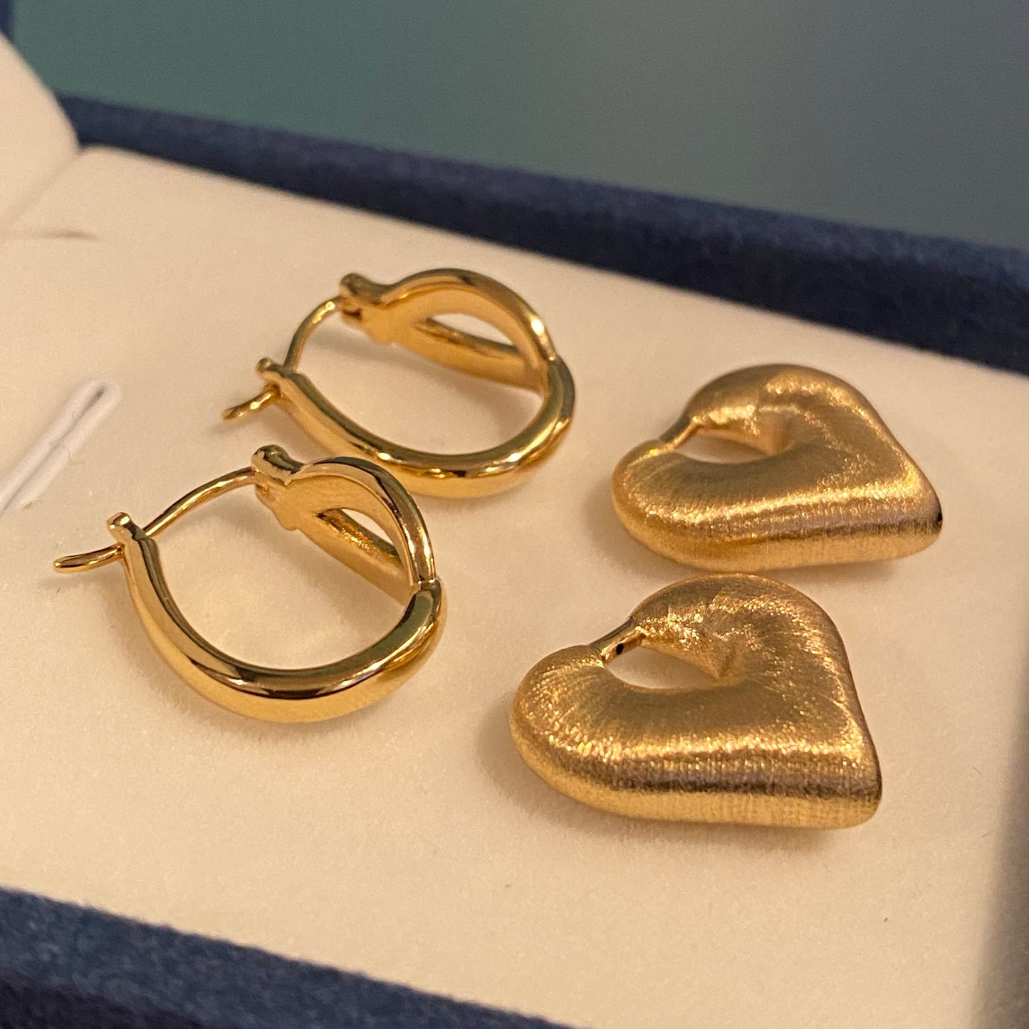 K18YG ハート 2way ピアス 18K ヘアライン 艶消し リングピアス フープ 中空 イエローゴールド やすり加工 18K チャーム 揺れる
