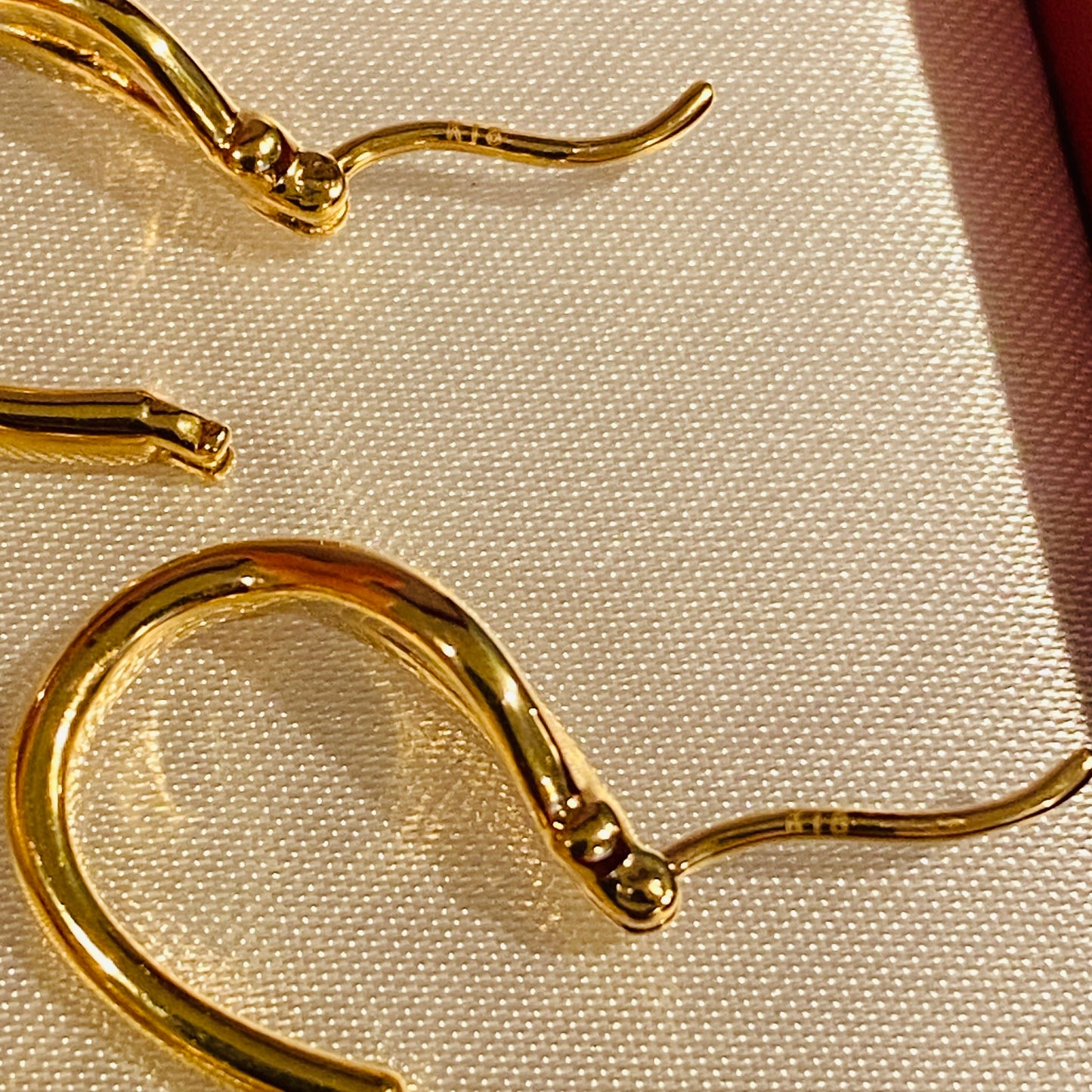 K18YG ハート 2way ピアス 18K ヘアライン 艶消し リングピアス フープ 中空 イエローゴールド やすり加工 18K チャーム 揺れる