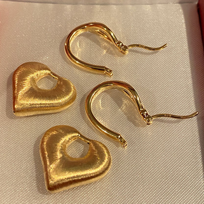 K18YG ハート 2way ピアス 18K ヘアライン 艶消し リングピアス フープ 中空 イエローゴールド やすり加工 18K チャーム 揺れる