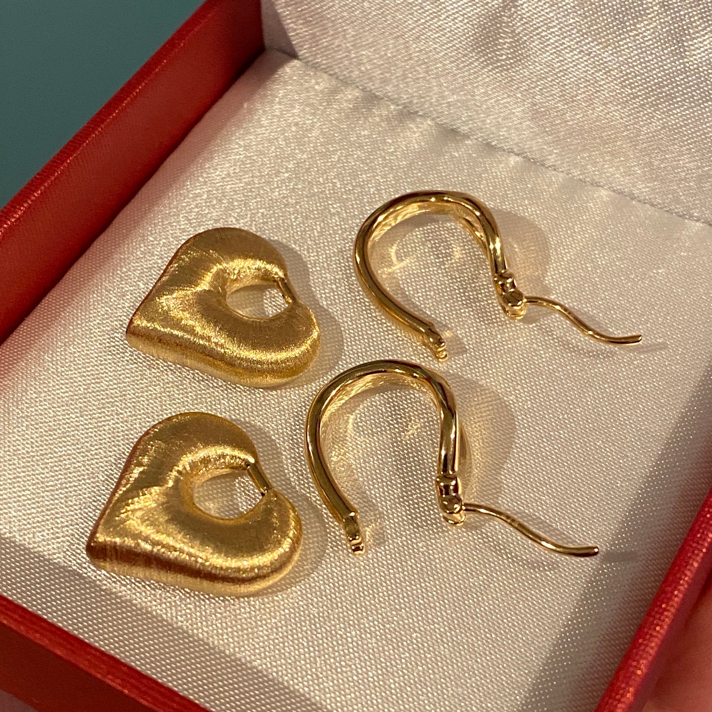 K18YG ハート 2way ピアス 18K ヘアライン 艶消し リングピアス フープ 中空 イエローゴールド やすり加工 18K チャーム 揺れる