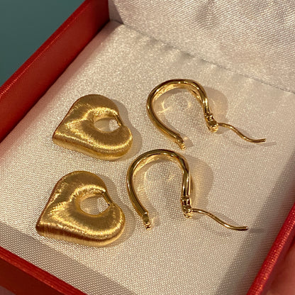K18YG ハート 2way ピアス 18K ヘアライン 艶消し リングピアス フープ 中空 イエローゴールド やすり加工 18K チャーム 揺れる