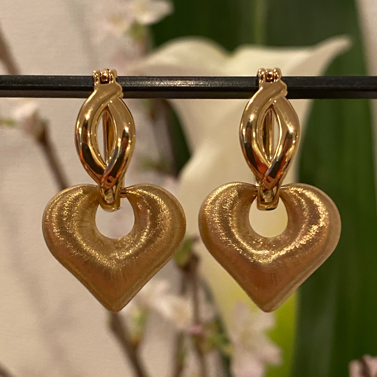K18YG ハート 2way ピアス 18K ヘアライン 艶消し リングピアス フープ 中空 イエローゴールド やすり加工 18K チャーム 揺れる