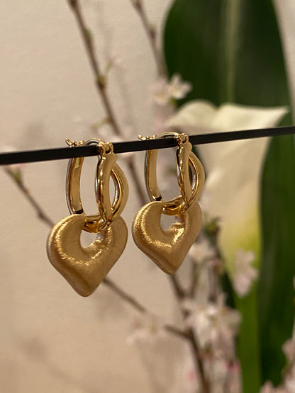 K18YG ハート 2way ピアス 18K ヘアライン 艶消し リングピアス フープ 中空 イエローゴールド やすり加工 18K チャーム 揺れる