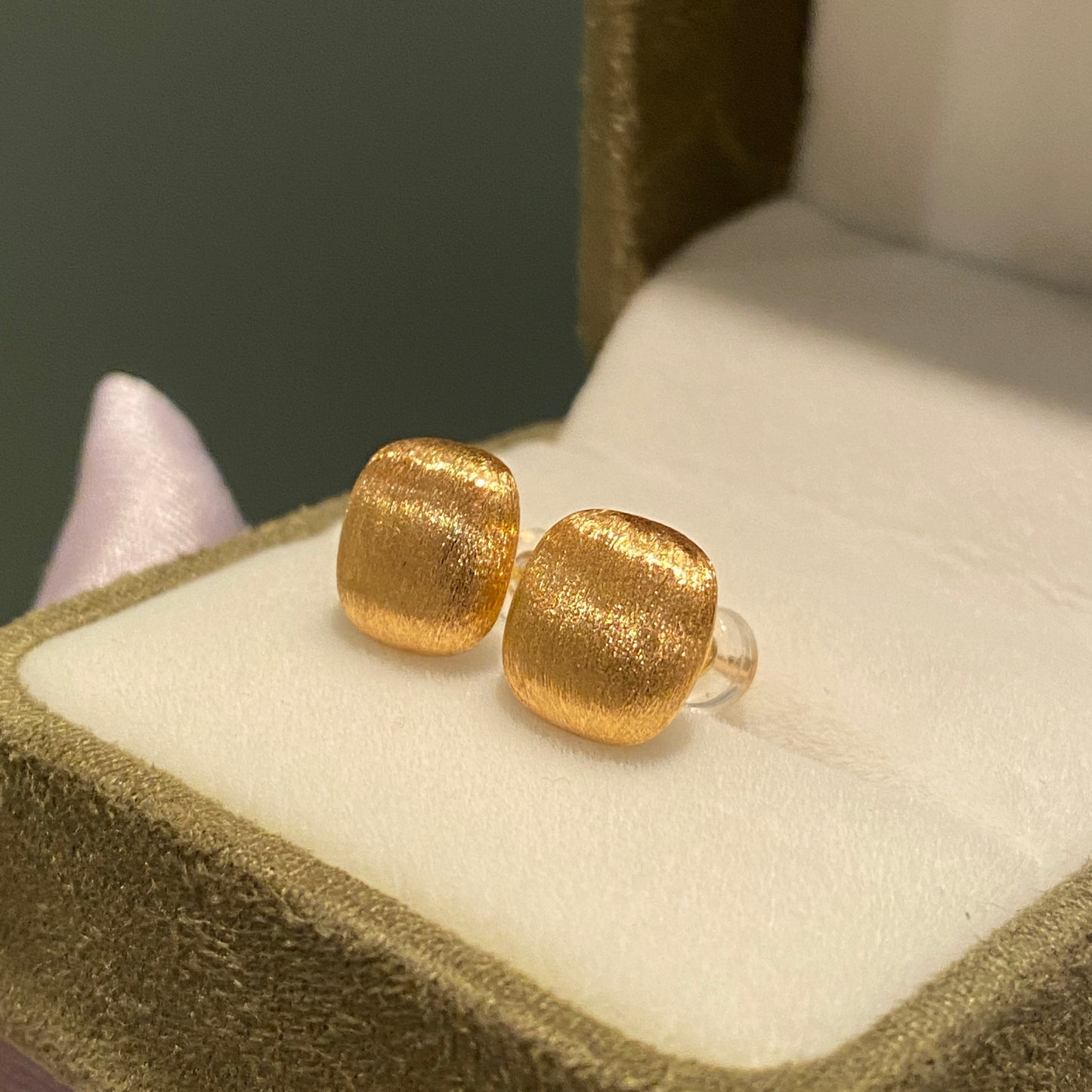 K18YG ピアス スタッドピアス 18K 18金 中空ピアス YG K18 ヘアライン加工 やすり加工 艶消し  つや消し 四角形 スクエア 正方形 WG