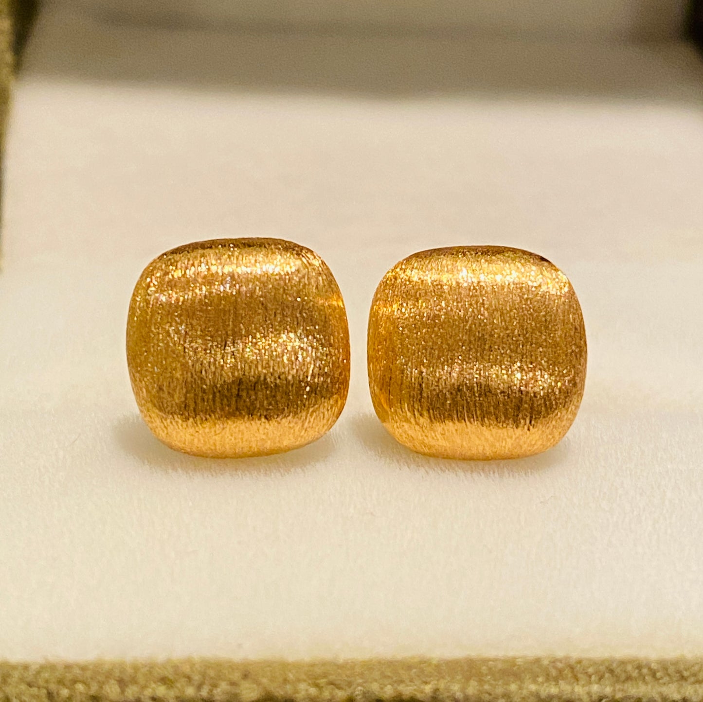 K18YG ピアス スタッドピアス 18K 18金 中空ピアス YG K18 ヘアライン加工 やすり加工 艶消し  つや消し 四角形 スクエア 正方形 WG