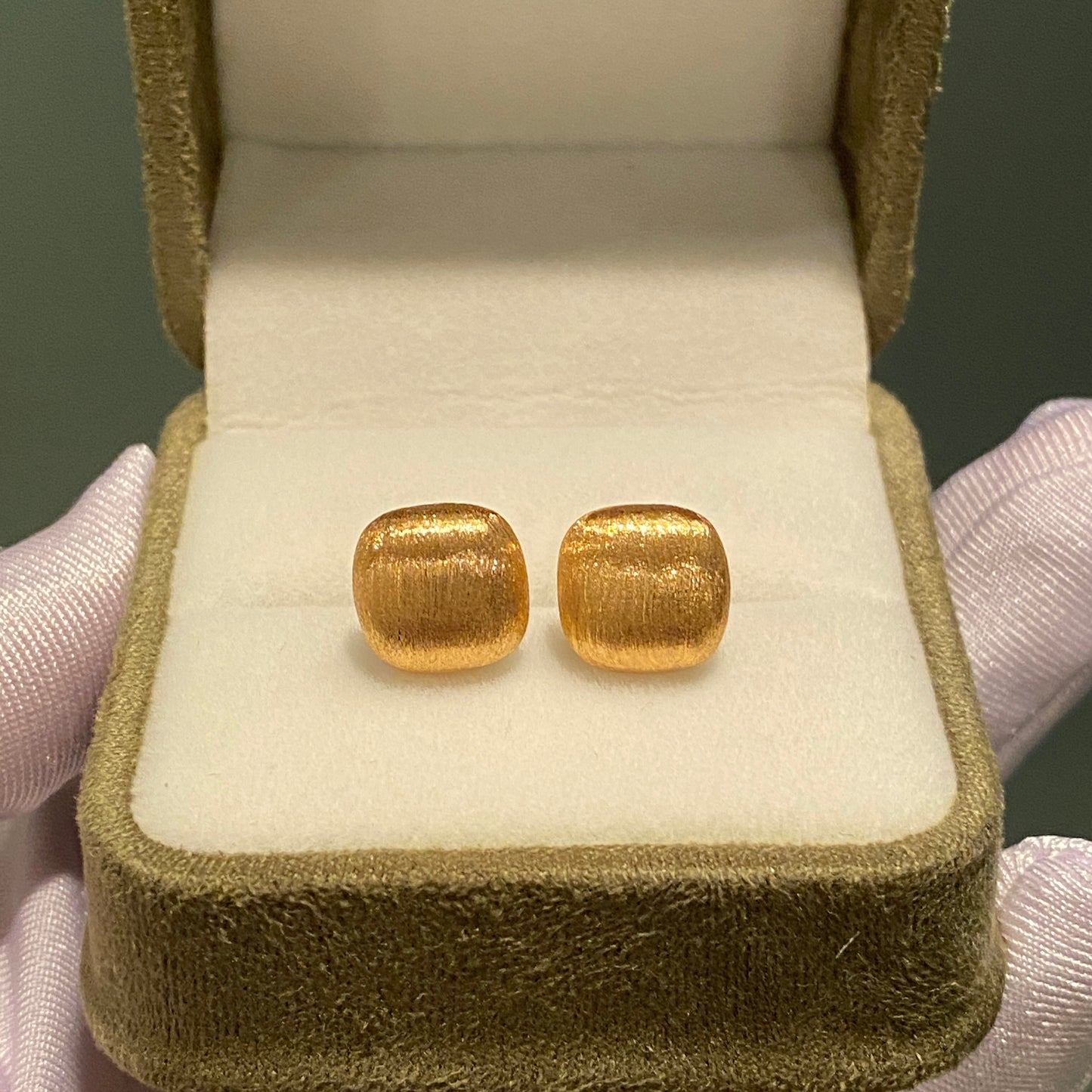 K18YG ピアス スタッドピアス 18K 18金 中空ピアス YG K18 ヘアライン加工 やすり加工 艶消し  つや消し 四角形 スクエア 正方形 WG