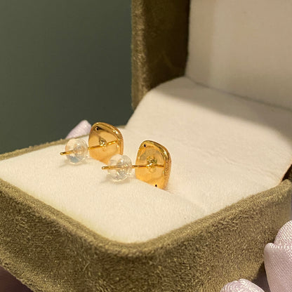 K18YG ピアス スタッドピアス 18K 18金 中空ピアス YG K18 ヘアライン加工 やすり加工 艶消し  つや消し 四角形 スクエア 正方形 WG