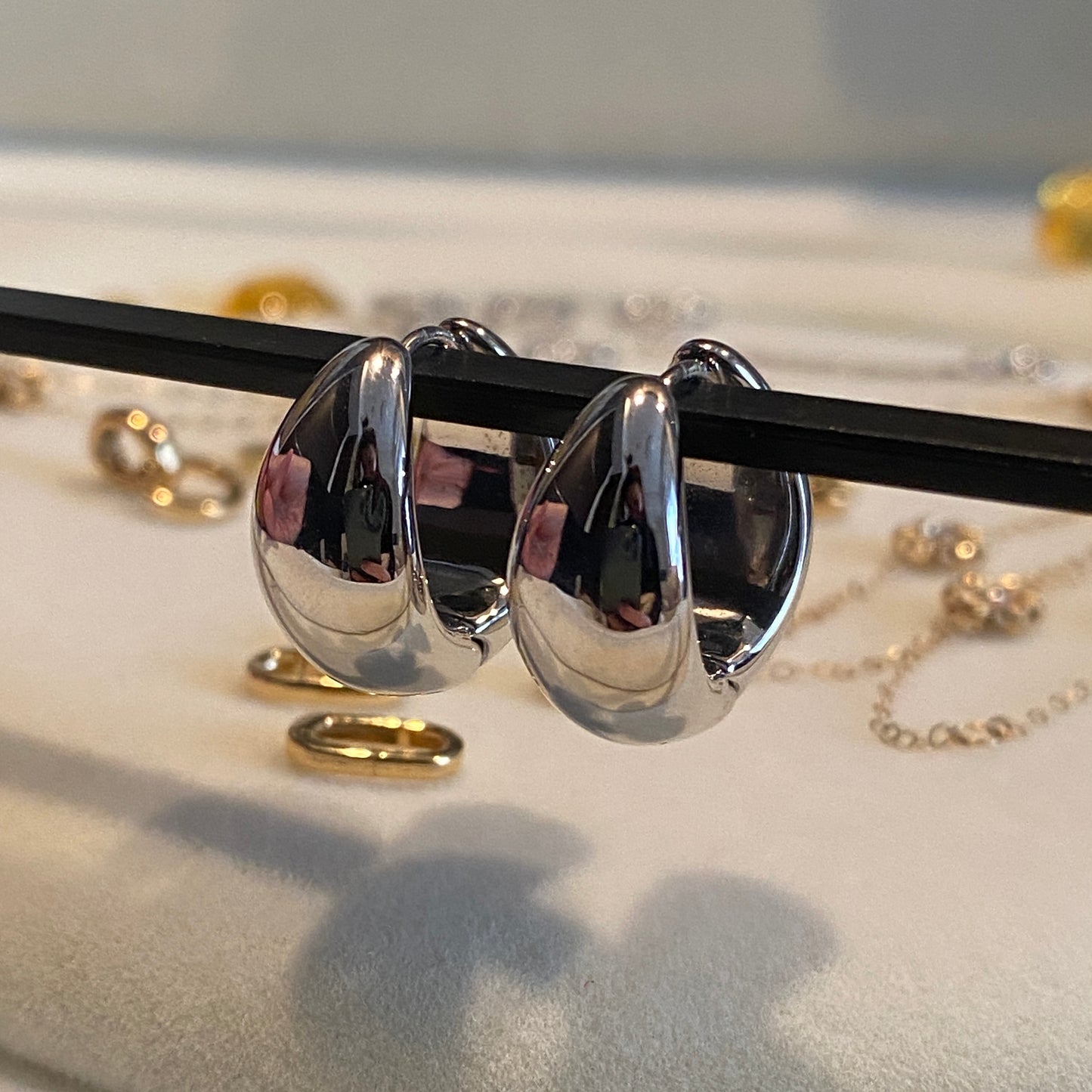 K18YG WG 中折れ フープピアス 18金 イエローゴールド ホワイトゴールド ぷっくり 中空 ティアドロップ 雫 18K