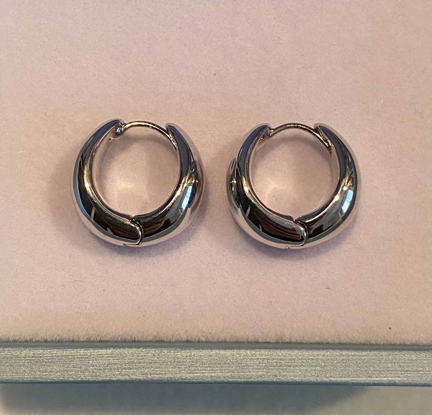 K18YG WG 中折れ フープピアス 18金 イエローゴールド ホワイトゴールド ぷっくり 中空 ティアドロップ 雫 18K
