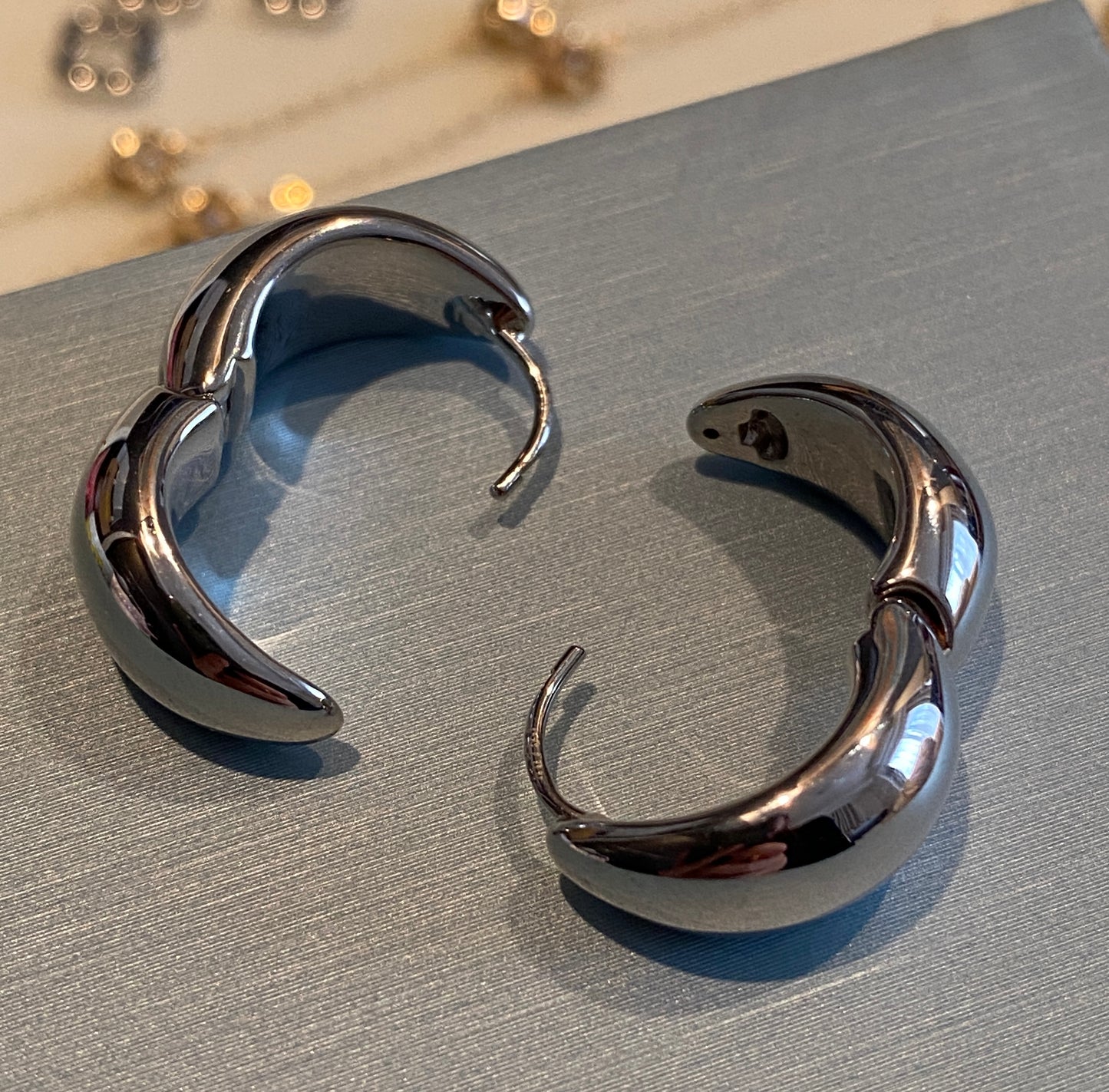 K18YG WG 中折れ フープピアス 18金 イエローゴールド ホワイトゴールド ぷっくり 中空 ティアドロップ 雫 18K