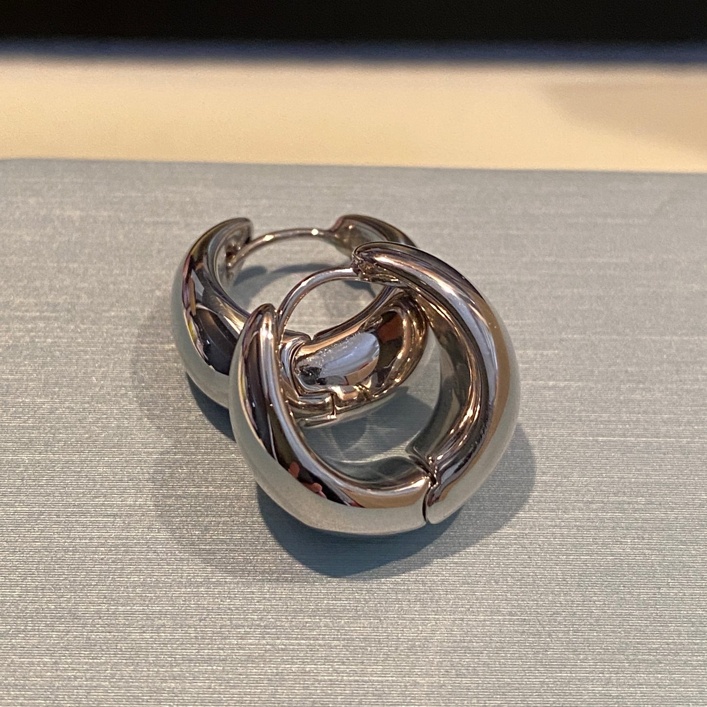 K18YG WG 中折れ フープピアス 18金 イエローゴールド ホワイトゴールド ぷっくり 中空 ティアドロップ 雫 18K