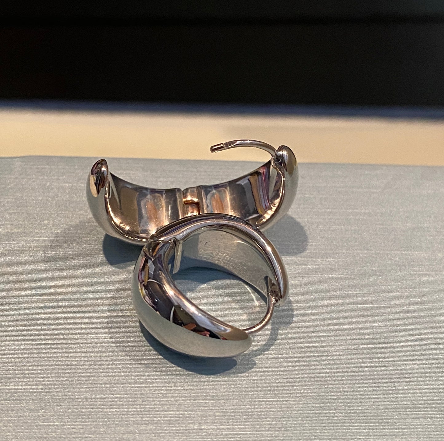 K18YG WG 中折れ フープピアス 18金 イエローゴールド ホワイトゴールド ぷっくり 中空 ティアドロップ 雫 18K