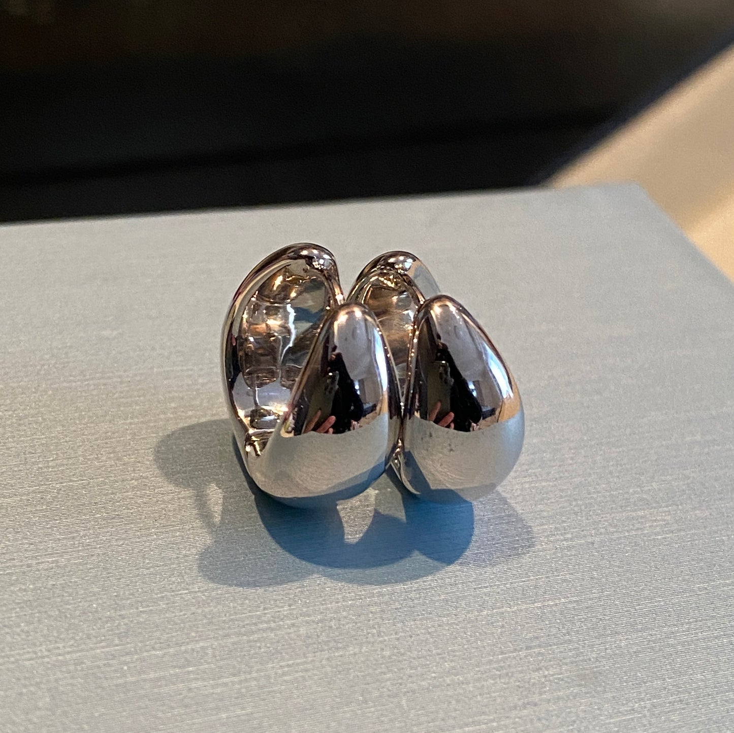 K18YG WG 中折れ フープピアス 18金 イエローゴールド ホワイトゴールド ぷっくり 中空 ティアドロップ 雫 18K