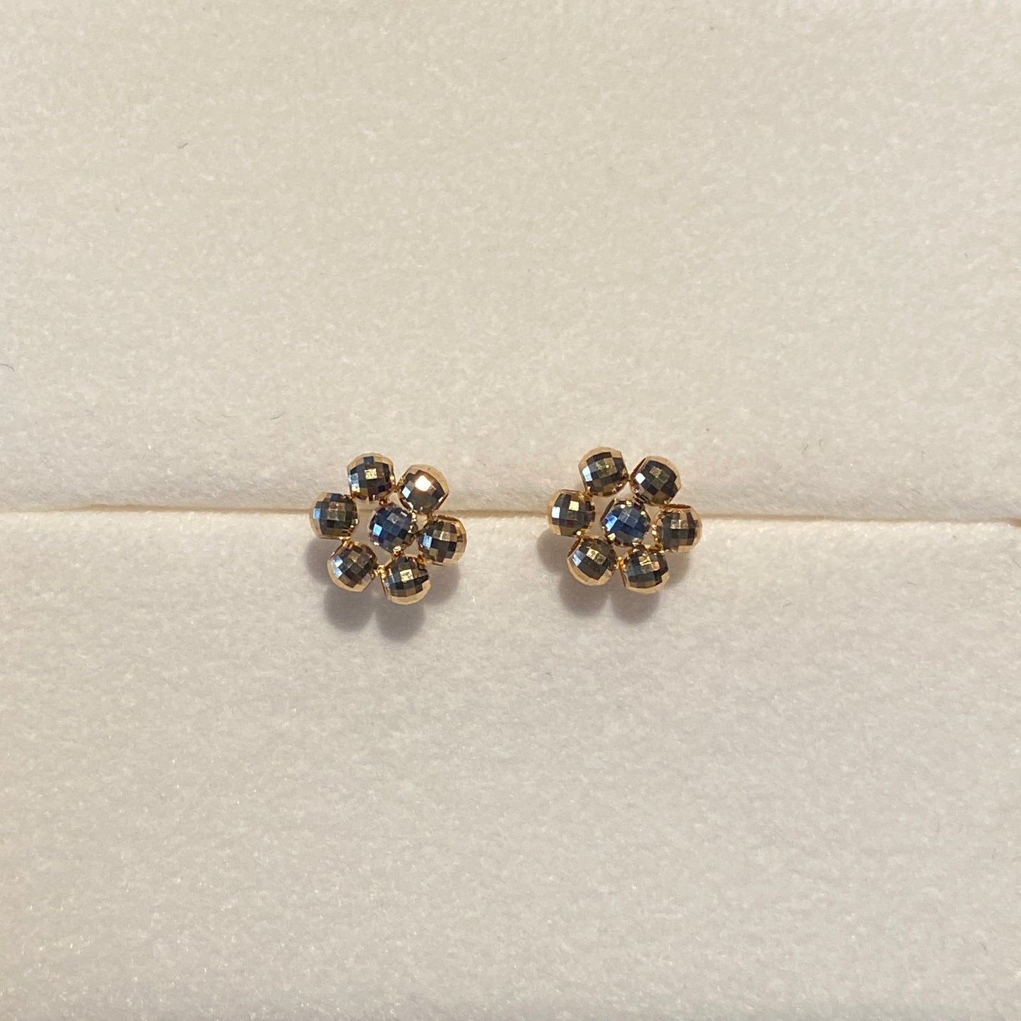 K18YG デイジーフラワー スタッドピアス カットボール 18K 花 キラキラ