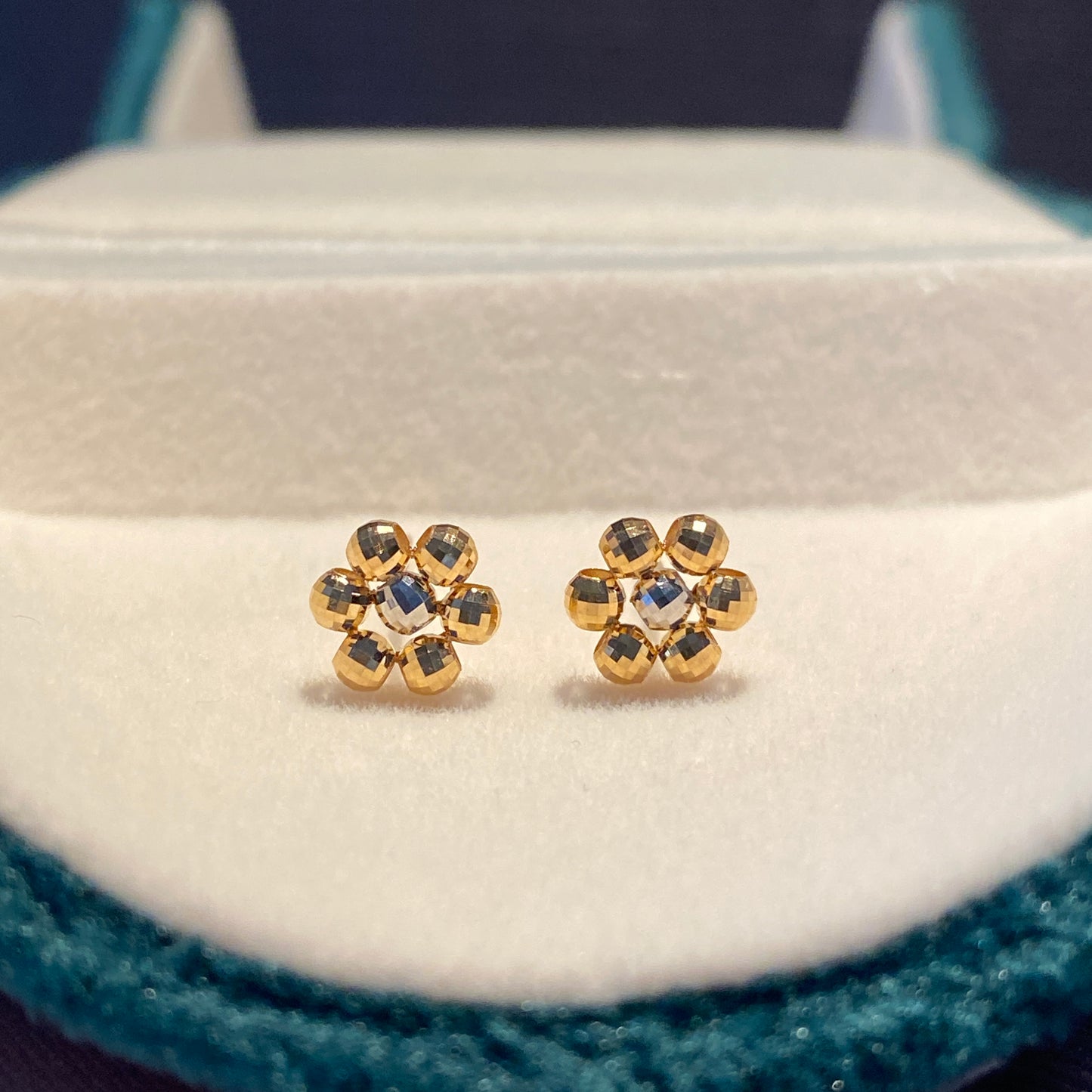 K18YG デイジーフラワー スタッドピアス カットボール 18K 花 キラキラ
