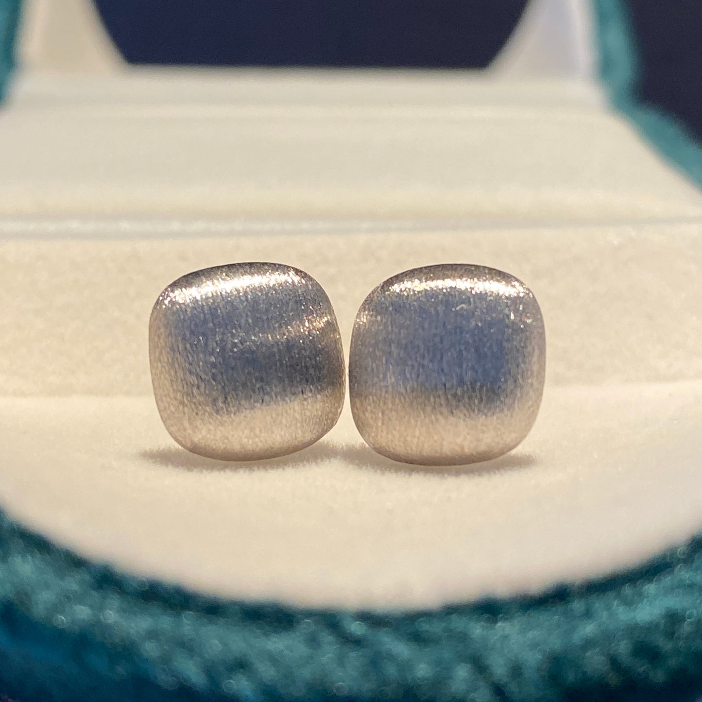K18YG Earrings, Stud Earrings, 18K Gold, Hollow Earrings, YG, K18, Hairline Finish, File Finish, Matte, Hairline, Matte, Square, WG