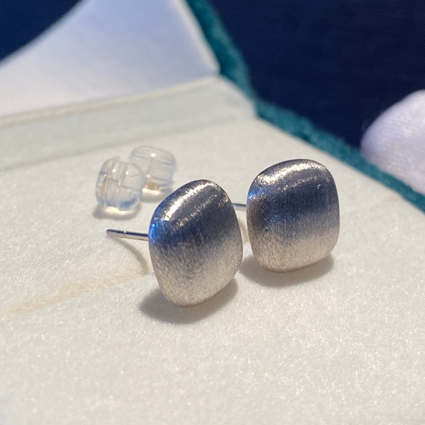 K18YG Earrings, Stud Earrings, 18K Gold, Hollow Earrings, YG, K18, Hairline Finish, File Finish, Matte, Hairline, Matte, Square, WG