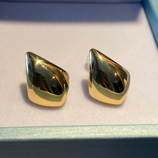 K18YG 中空ピアス ティアドロップ スタッドピアス イタリアンジュエリー トライアングル 三角 ピアス イエローゴールド 18k 18金 ぷっくり