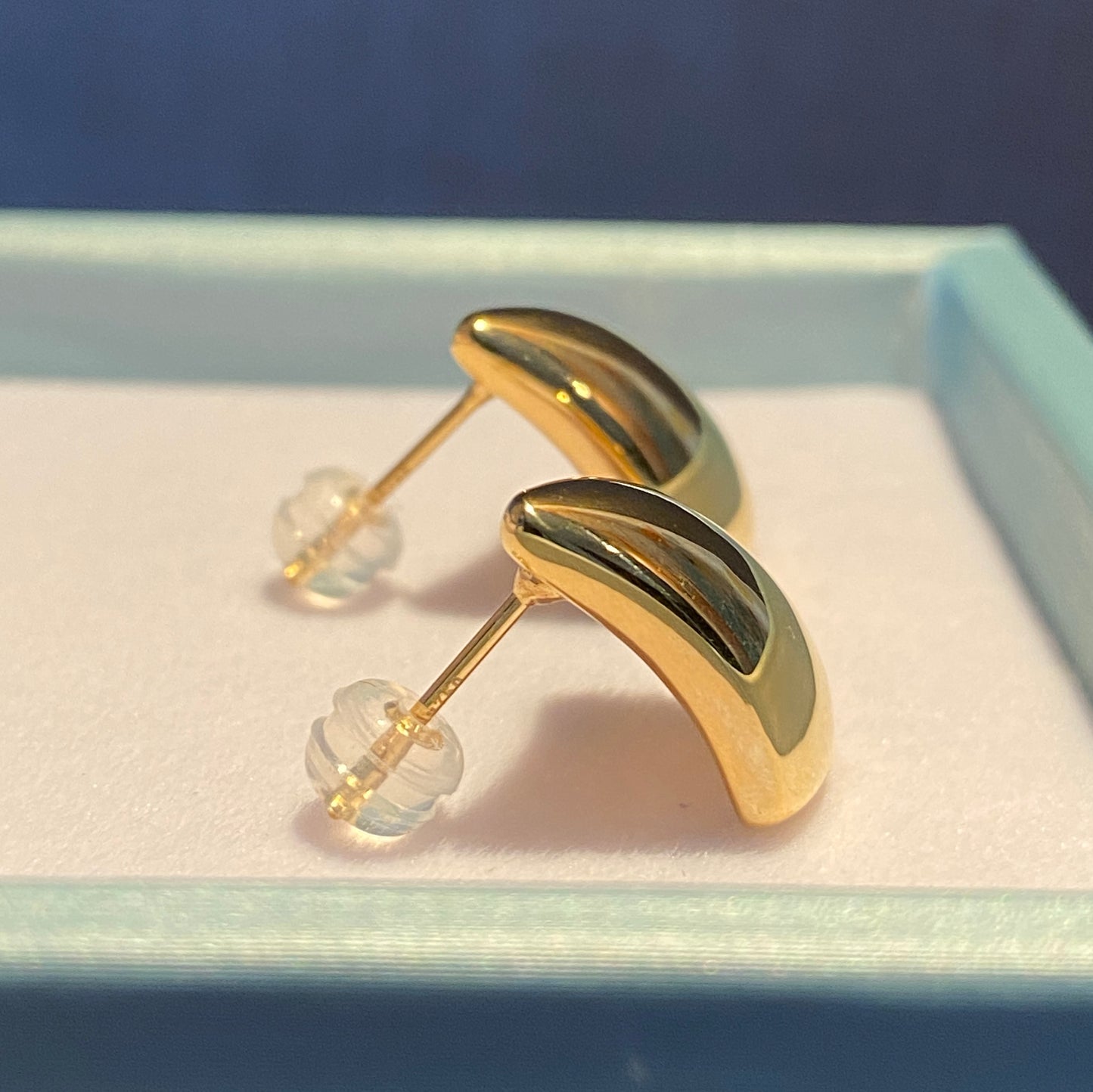 K18YG 中空ピアス ティアドロップ スタッドピアス イタリアンジュエリー トライアングル 三角 ピアス イエローゴールド 18k 18金 ぷっくり