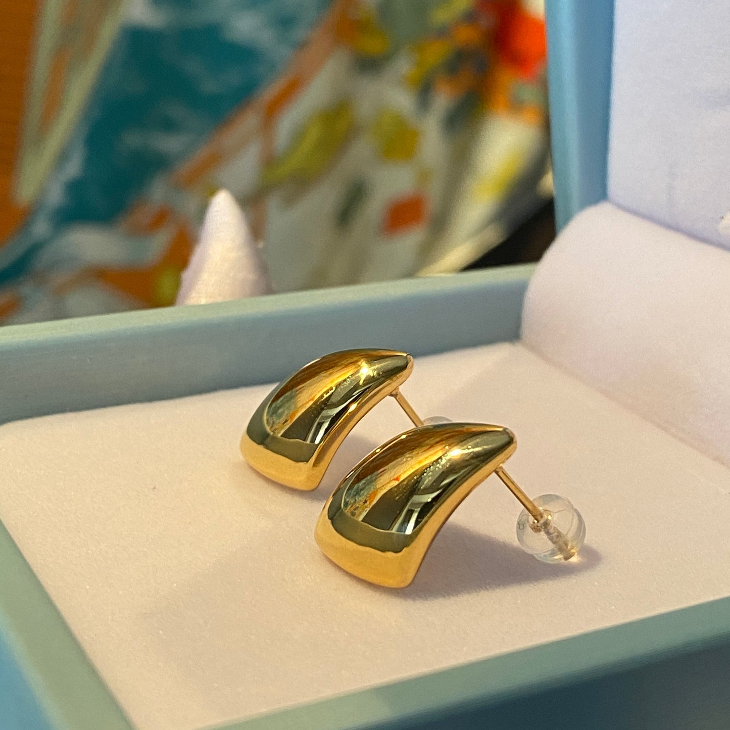 K18YG 中空ピアス ティアドロップ スタッドピアス イタリアンジュエリー トライアングル 三角 ピアス イエローゴールド 18k 18金 ぷっくり
