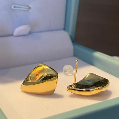 K18YG 中空ピアス ティアドロップ スタッドピアス イタリアンジュエリー トライアングル 三角 ピアス イエローゴールド 18k 18金 ぷっくり