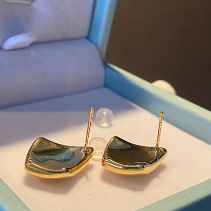 K18YG 中空ピアス ティアドロップ スタッドピアス イタリアンジュエリー トライアングル 三角 ピアス イエローゴールド 18k 18金 ぷっくり