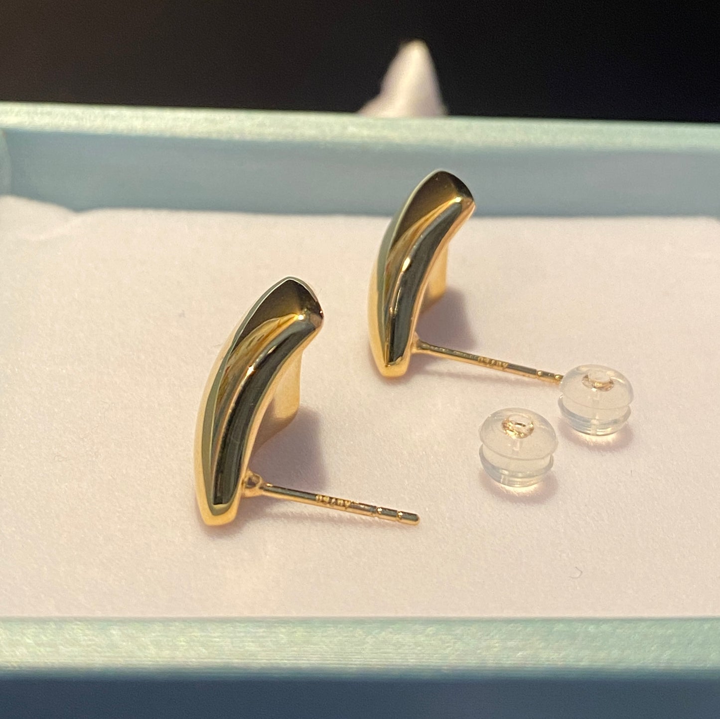 K18YG 中空ピアス ティアドロップ スタッドピアス イタリアンジュエリー トライアングル 三角 ピアス イエローゴールド 18k 18金 ぷっくり
