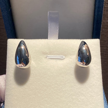 K18WG ぷっくり ティアドロップ スタッドピアス 18金 中空 ホワイトゴールド ドロップ型 18K 雫 涙