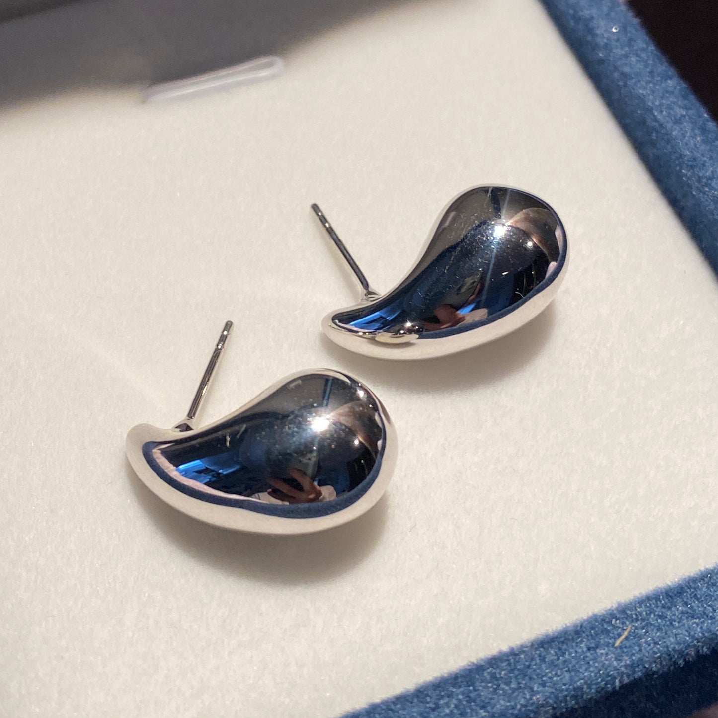 K18WG ぷっくり ティアドロップ スタッドピアス 18金 中空 ホワイトゴールド ドロップ型 18K 雫 涙