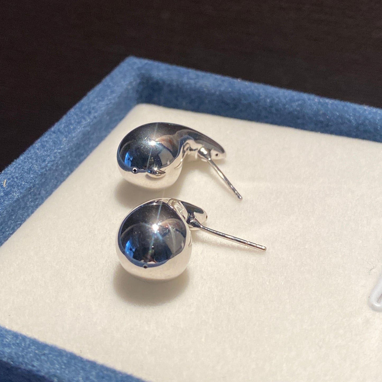 K18WG ぷっくり ティアドロップ スタッドピアス 18金 中空 ホワイトゴールド ドロップ型 18K 雫 涙