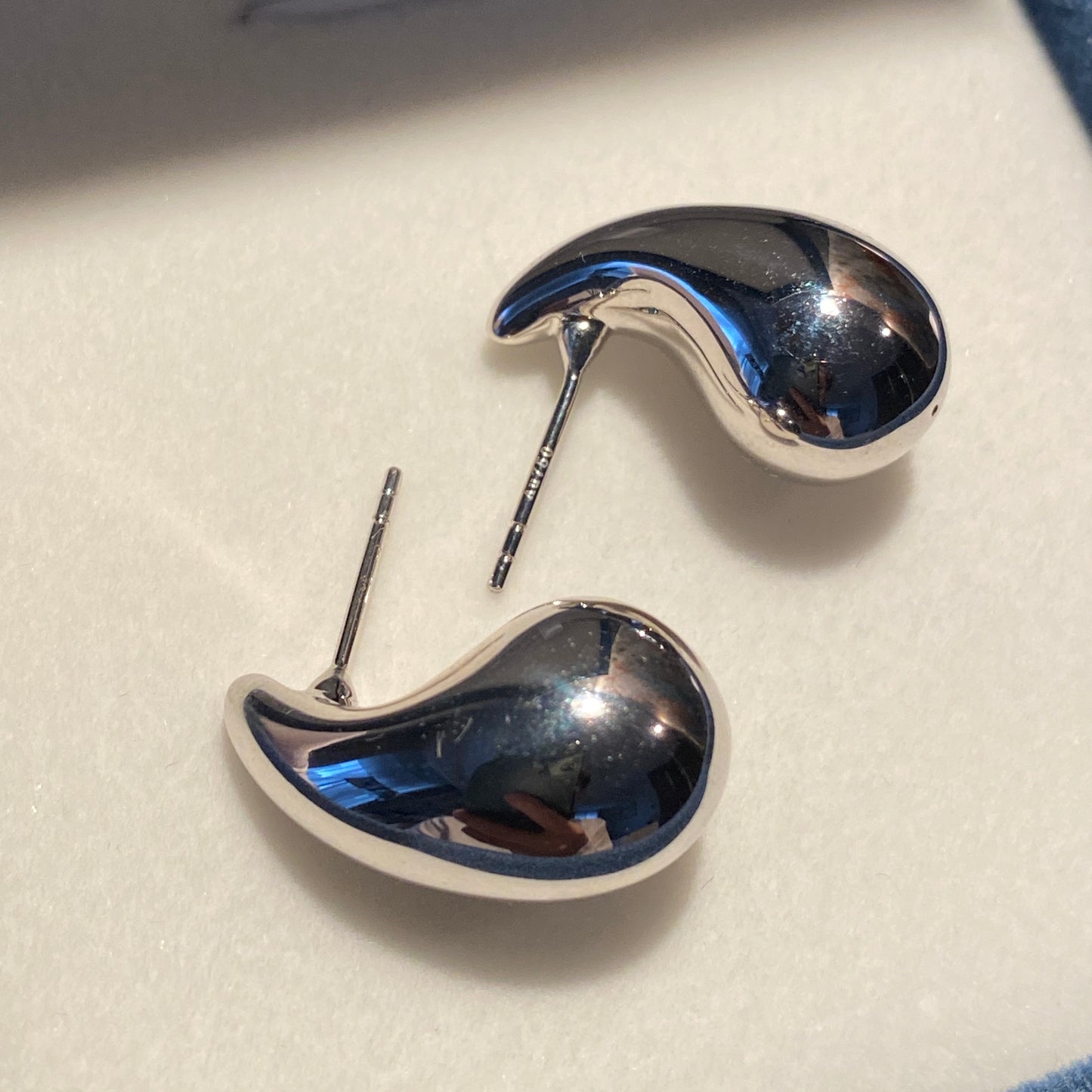 K18WG ぷっくり ティアドロップ スタッドピアス 18金 中空 ホワイトゴールド ドロップ型 18K 雫 涙