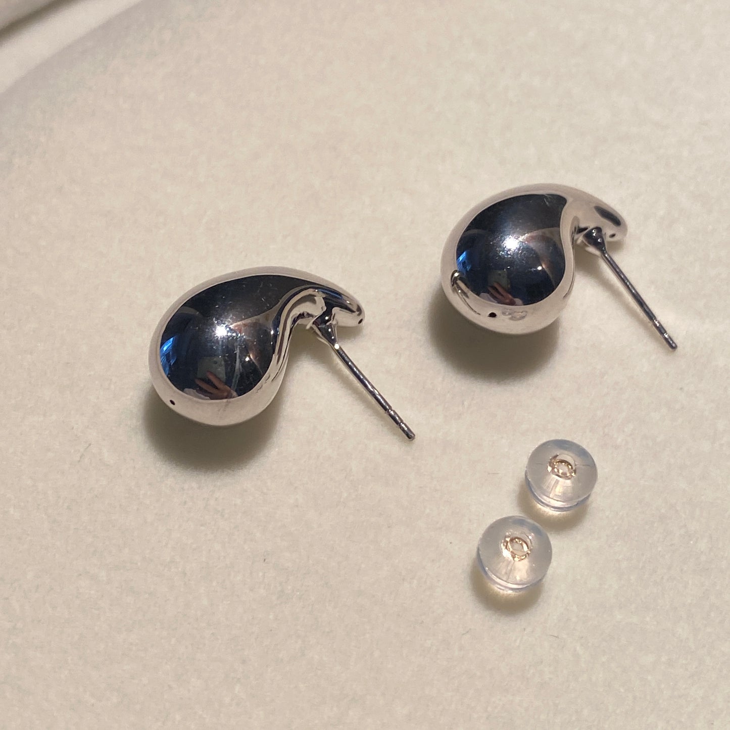 K18WG ぷっくり ティアドロップ スタッドピアス 18金 中空 ホワイトゴールド ドロップ型 18K 雫 涙