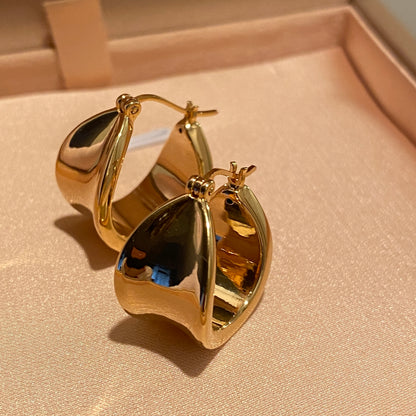 K18YG リングピアス フープピアス 中空 鏡面 18k ウェーブ 大ぶり イタリアンジュエリー