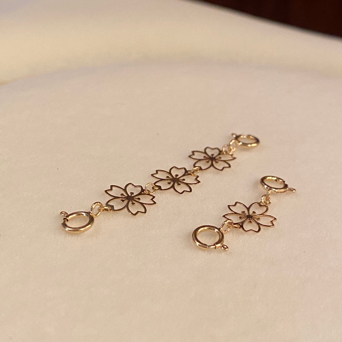 K18YG 引き輪 ヒキワ ひきわ 花 桜 梅 チェーンパーツ ネックレスパーツ YG 18K チャーム 両開口 コマ 花モチーフ 1.8cm / 3.8cm / 5.8cm 延伸 延ばす