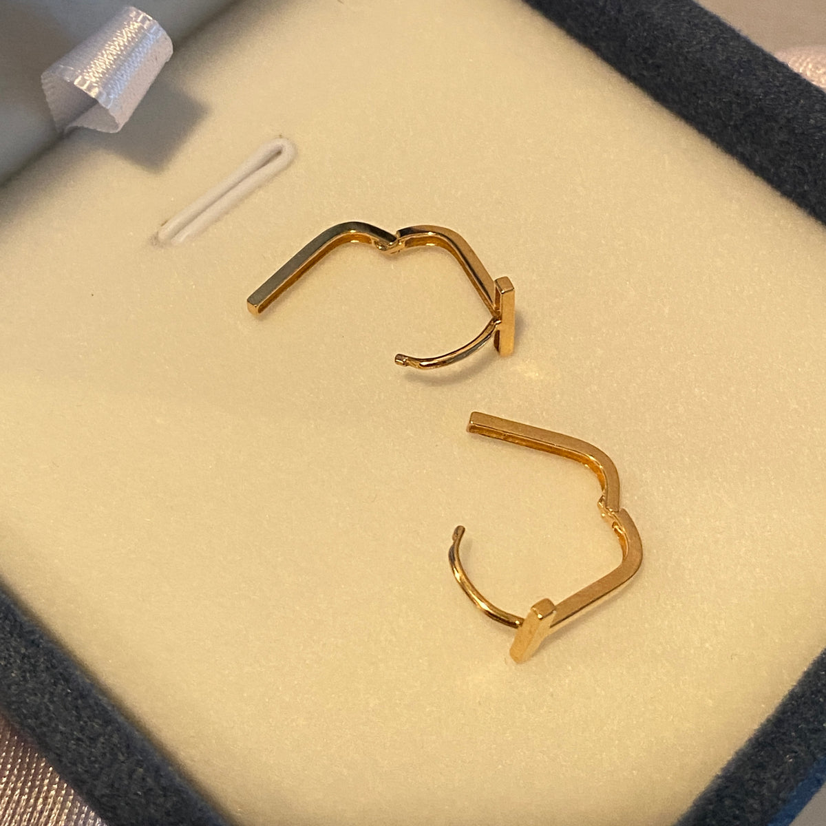 K18YG T-shaped ring earrings, yellow gold, 18K, 18k gold, hollow earrings, hoop earrings, yellow gold, simple, T-shaped, small, simple