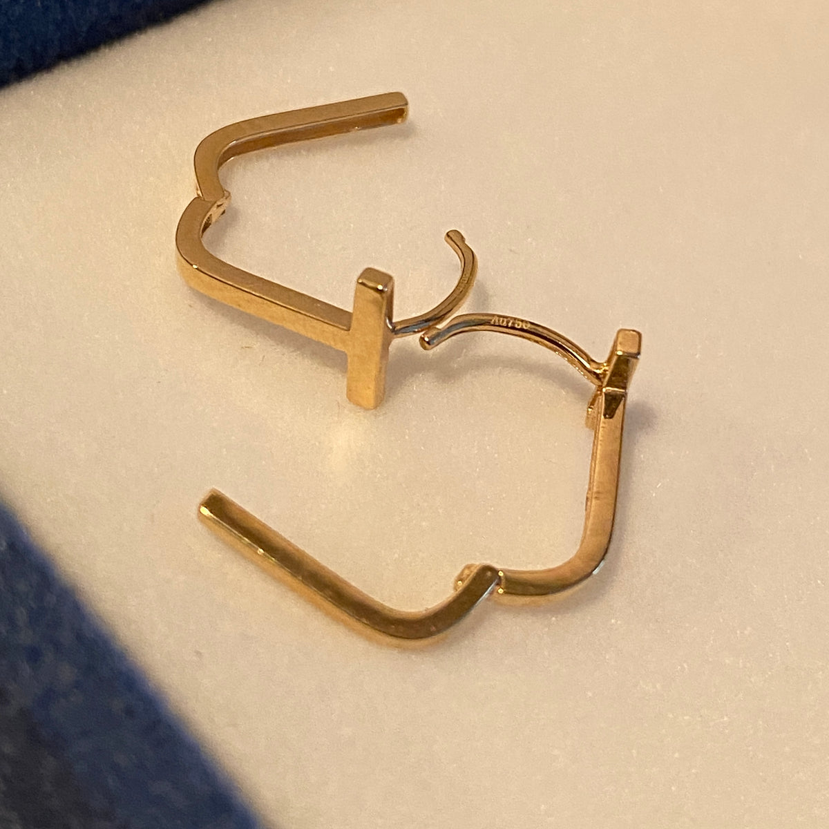 K18YG T-shaped ring earrings, yellow gold, 18K, 18k gold, hollow earrings, hoop earrings, yellow gold, simple, T-shaped, small, simple