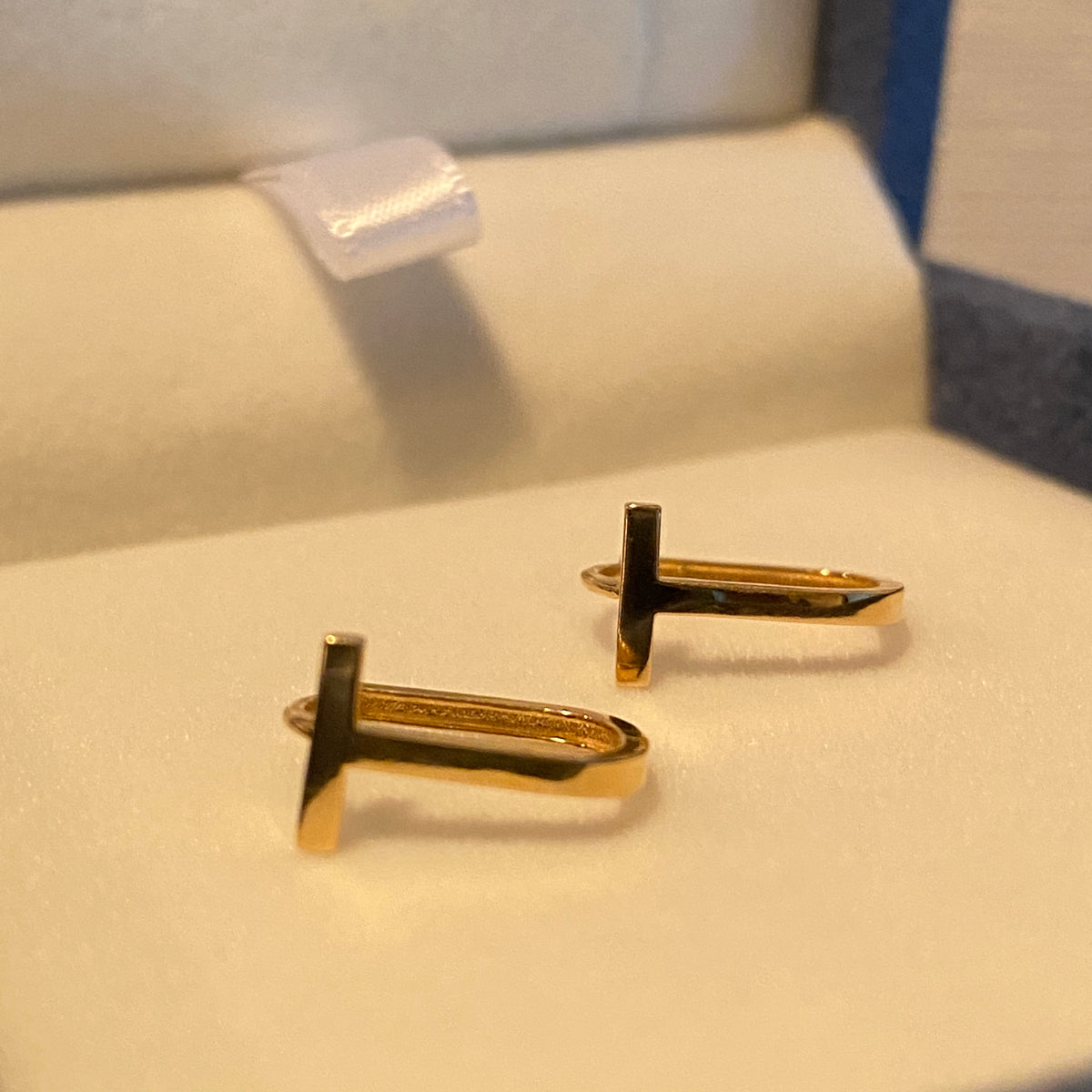 K18YG T-shaped ring earrings, yellow gold, 18K, 18k gold, hollow earrings, hoop earrings, yellow gold, simple, T-shaped, small, simple