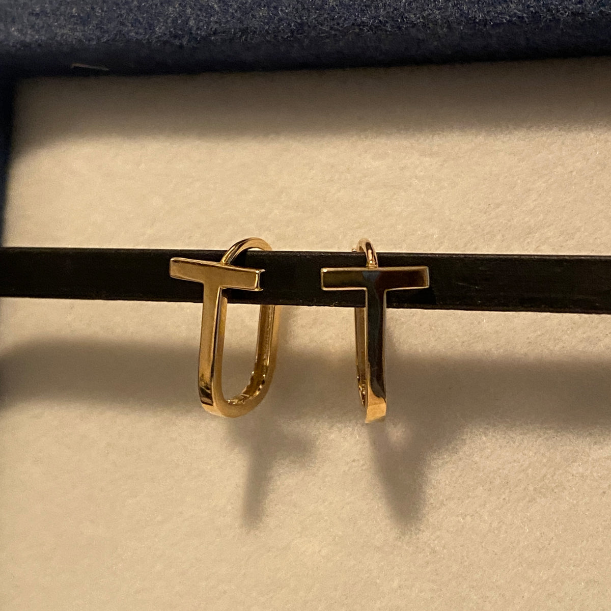 K18YG T-shaped ring earrings, yellow gold, 18K, 18k gold, hollow earrings, hoop earrings, yellow gold, simple, T-shaped, small, simple