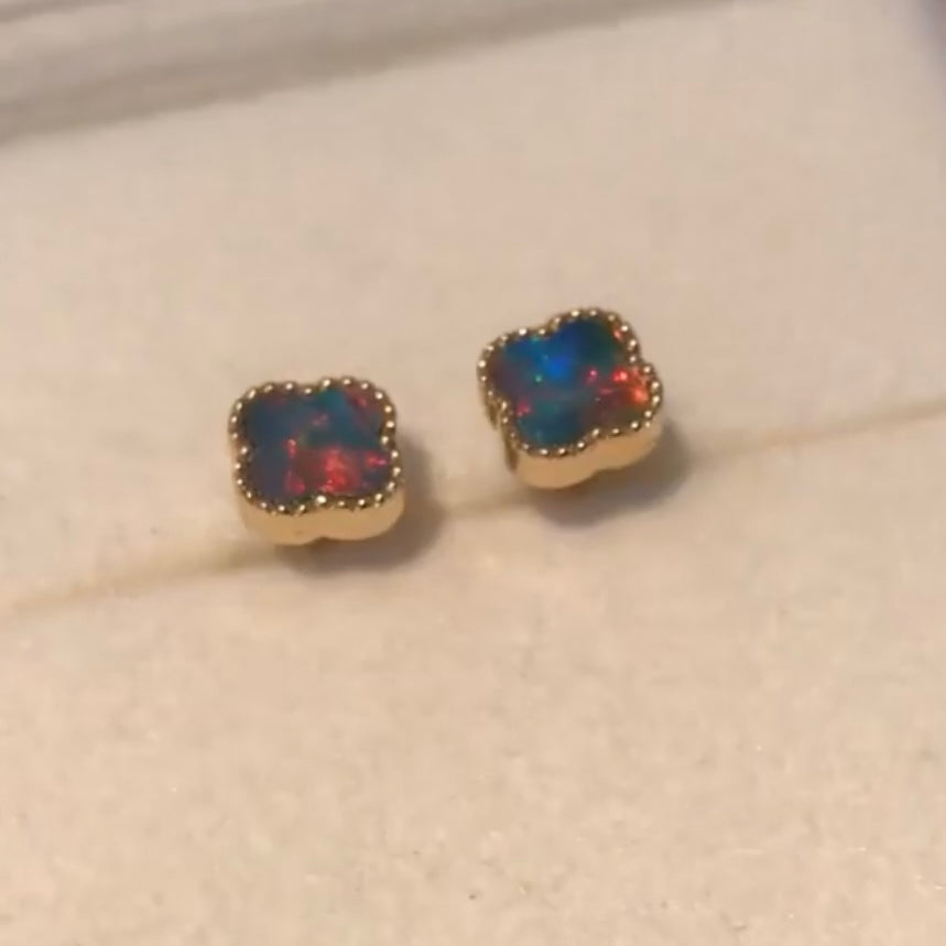 K18YG ブラックオパール 18K スタッドピアス K18 YG オパール ピアス 四つ葉 四ツ葉 クローバー 遊光 赤 イエローゴールド 小ぶり ミニ