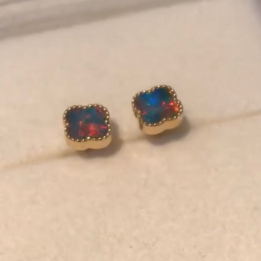 K18YG ブラックオパール 18K スタッドピアス K18 YG オパール ピアス 四つ葉 四ツ葉 クローバー 遊光 赤 イエローゴールド 小ぶり ミニ